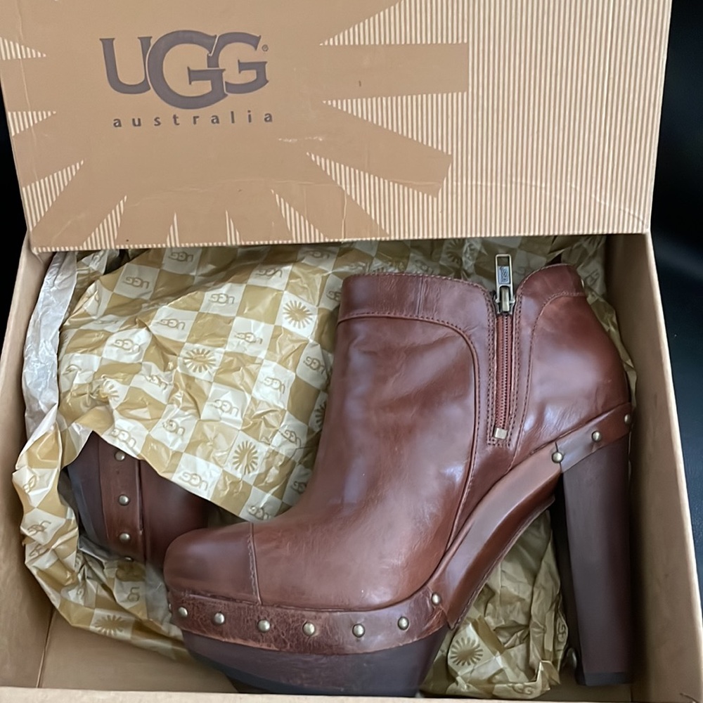 UGG Ambrogia Bootie in Brown-Almost New- Size 7